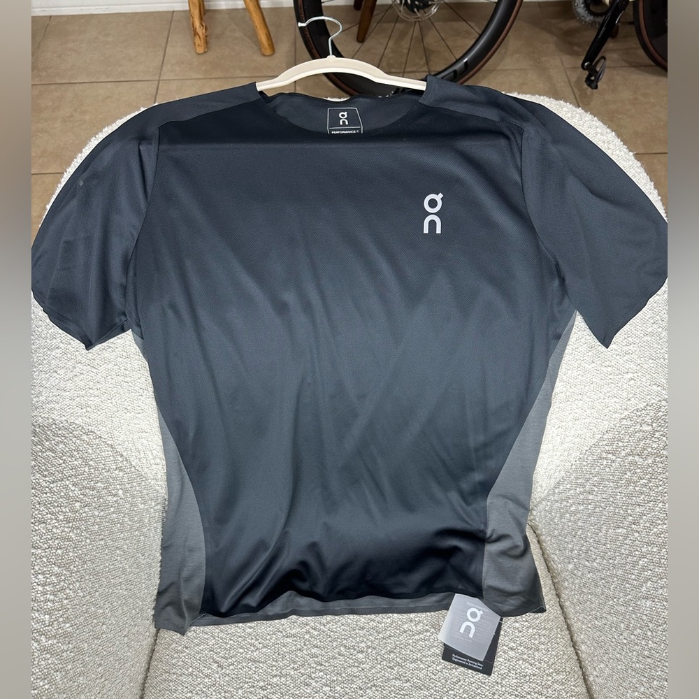 ON-RUNNING PERFORMANCE TEE